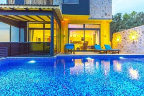 Kolam renang terbuka, kerusi lepak pantai 