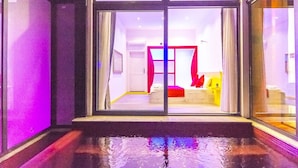 Hồ bơi ngoài trời, ghế dài tắm nắng 