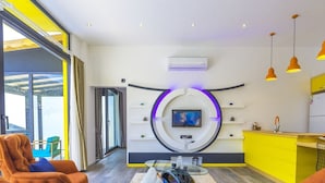 Biệt thự, 1 phòng ngủ | Khu phòng khách | TV plasma 