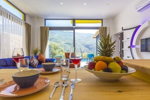 Villa, 1 Schlafzimmer | Essbereich im Zimmer