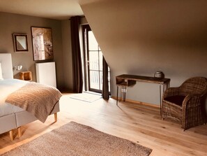 Habitación doble superior, vistas al jardín | Ropa de cama hipoalergénica, escritorio, cortinas opacas