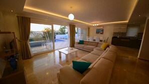 Villa, 3 habitaciones | Zona de estar | Una televisión de plasma, una chimenea