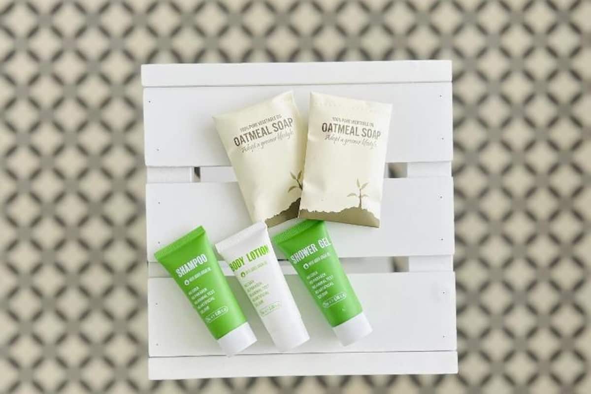 Articles de toilette écologiques, sÚche-cheveux, serviettes fournies