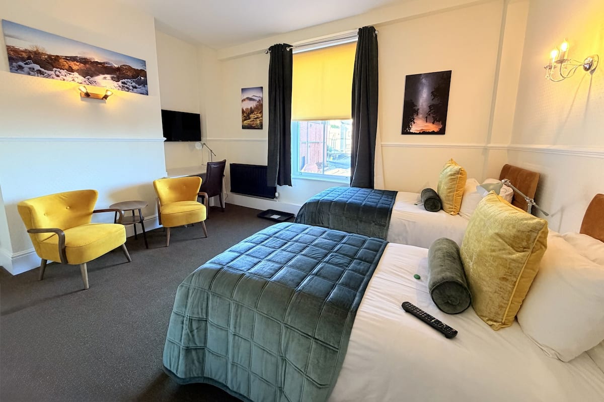 Tomannsrom – standard, eget bad | Sengetøy av topp kvalitet, memory foam-senger og safe på rommet