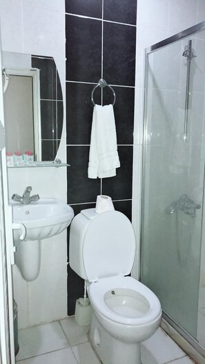 Dusche, kostenlose Toilettenartikel, Haartrockner, Hausschuhe
