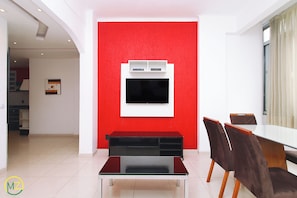 Apartamento design, várias camas, para não fumantes | Área de estar | TV de tela plana