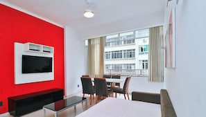 Apartamento design, várias camas, para não fumantes | Área de estar | TV de tela plana