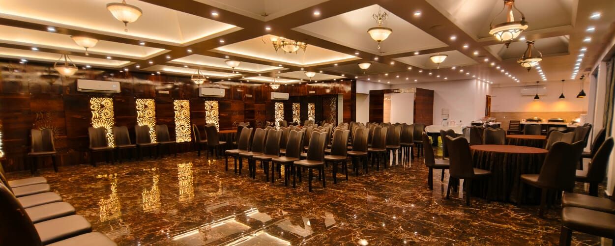 供應早餐、午餐和晚餐，國際料理