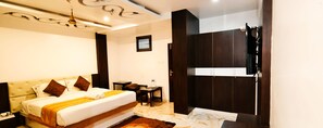 Desk, rollaway beds, free WiFi, bed sheets - Hotel Blue Mmarlin (Port Blair)