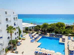 Utomhuspool, parasoller och solstolar