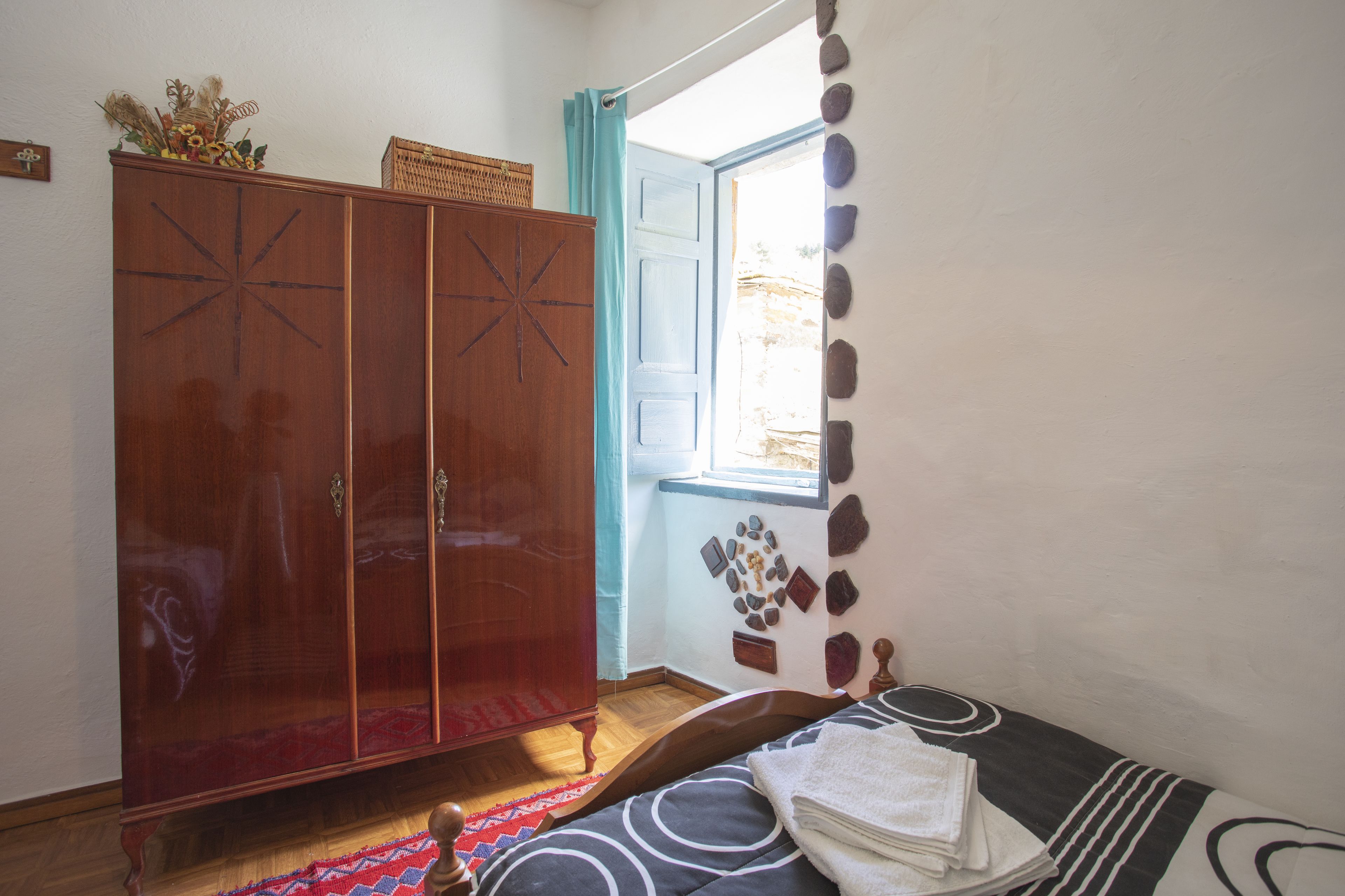 办公桌、免费 WiFi、床单