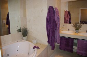Double Room (Comte de Coubert) | Bathroom | Hair dryer, bathrobes, towels - Château de Pommeuse (Pommeuse)