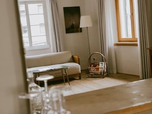 Habitación doble superior, 1 cama Queen size, vista a la ciudad | Área de sala de estar | Chimenea 