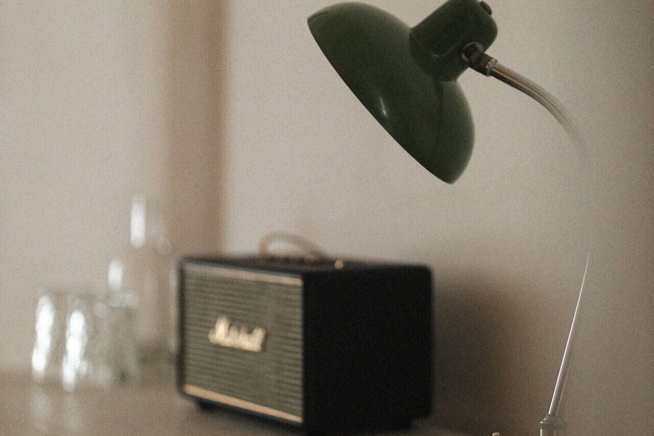 A vintage radio and a green desk lamp.