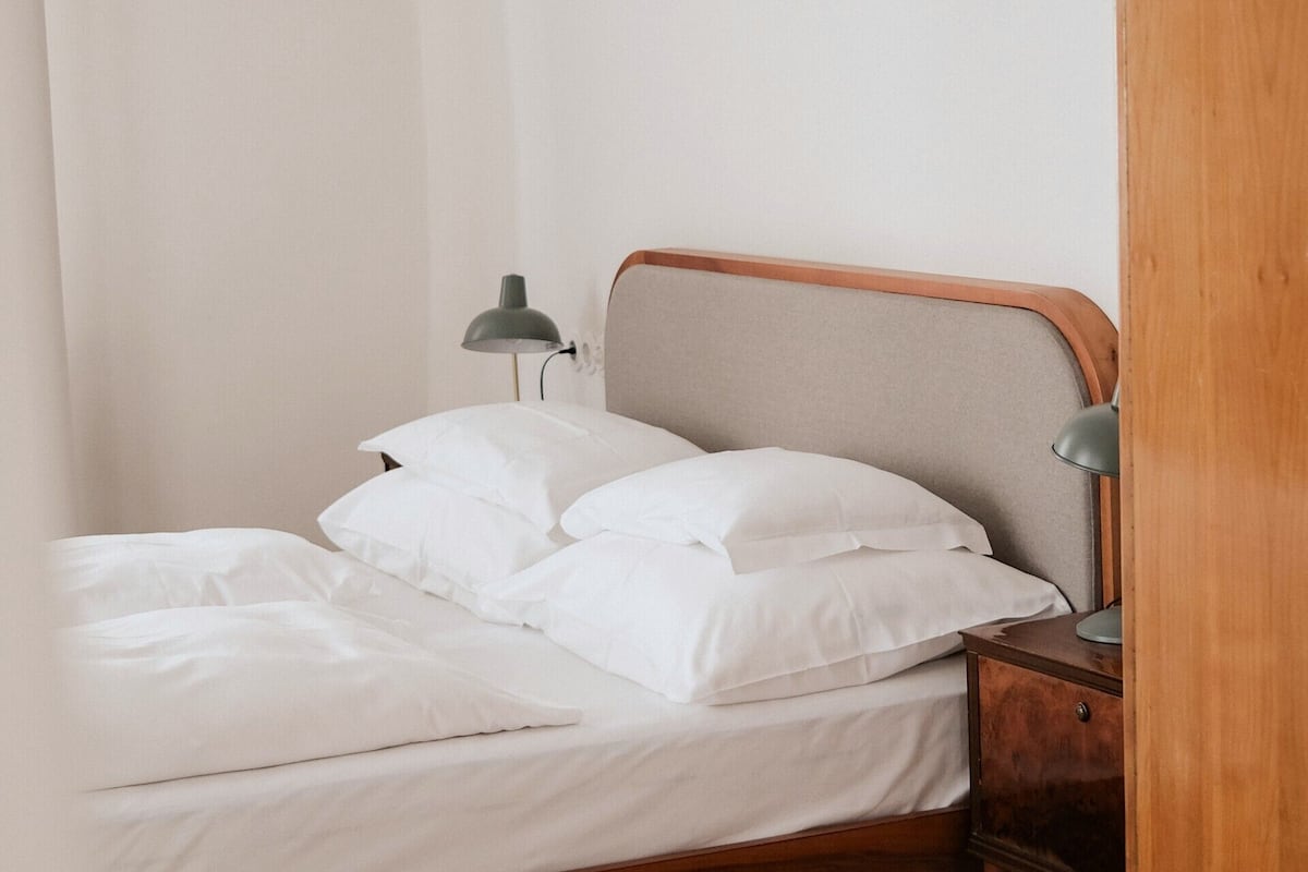 Deluxe dubbelrum - 1 queensize-säng - utsikt mot staden | Värdeförvaringsskåp på rummet, individuell inredning och unika möbler