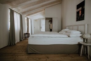 Premium-huone | Tallelokero huoneessa, yksilöllisesti sisustettu