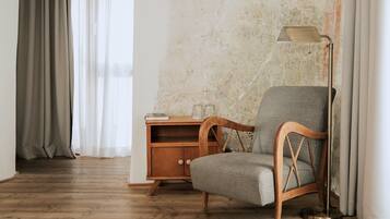 Deluxe tweepersoonskamer, 1 queensize bed, uitzicht op de stad | Woonruimte | Een open haard