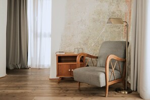 Dobbeltrom – deluxe, 1 queensize-seng, byutsikt | Oppholdsområde | Peis