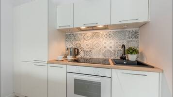 Basic-Apartment | Eigene Kochnische | KĂŒhlschrank, Ofen, Herdplatte, Wasserkocher