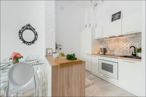 Basic Apartment | Private kitchenette | Fridge, oven, stovetop, electric kettle - P&O Apartments Andersa 1 (Warsaw)
