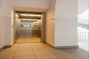 Apartamento básico | Ferros/tábuas de passar roupa, Wi-Fi de cortesia, roupa de cama