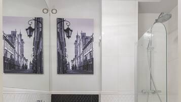 Classic-Apartment | Badezimmer | Dusche, kostenlose Toilettenartikel, HandtĂŒcher