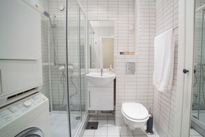 Leilighet – deluxe, flere senger, ikke-røyk | Bad | Dusj, dusjhode med hydromassaje, toalettartikler (inkludert) og hårføner