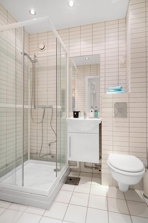 Deluxe Apartment, Multiple Beds, Non Smoking | Bathroom | Shower, hydromassage showerhead, free toiletries, hair dryer