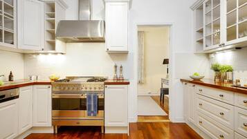 Leilighet – deluxe, flere senger, ikke-røyk | Eget kjøkken | Kjøleskap, mikrobølgeovn, ovn og kokeplater