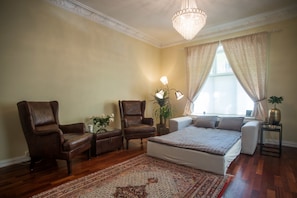 Deluxe Apartment, Multiple Beds, Non Smoking | Living room