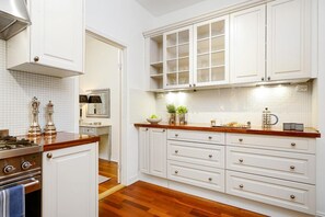 Lägenhet Deluxe - flera sängar - icke-rökare | Eget kök | Stort kylskåp, mikrovågsugn, ugn och spishäll