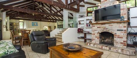 Exclusive-Haus, 6 Schlafzimmer, Poolzugang, Gartenblick | Wohnbereich | Fernseher, DVD-Player