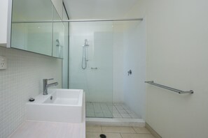 Departamento superior, 2 habitaciones, acceso a la alberca, vista al océano | Baño | Tina y regadera independientes, secadora de cabello, toallas