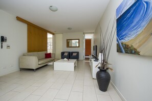 Departamento superior, 2 habitaciones, acceso a la alberca, vista al océano | Sala de estar | Televisión y reproductor de DVD