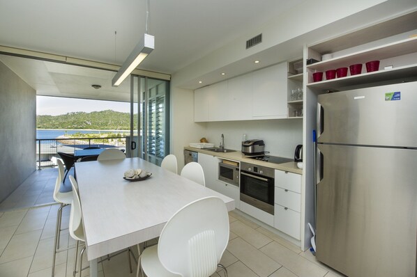 Departamento superior, 2 habitaciones, acceso a la alberca, vista al océano | Cocina privada | Refrigerador con congelador, microondas, horno y parrilla de estufa
