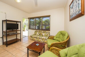 Comfort-Apartment, 2 Schlafzimmer, Terrasse, Gartenblick | Wohnzimmer | Fernseher, DVD-Player