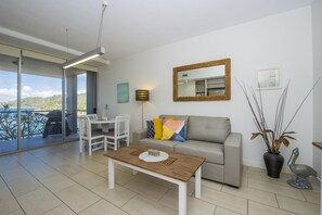 슈피리어 아파트, 침실 1개, 수영장 이용, 마리나 전망 | 거실 공간 | TV, DVD 플레이어