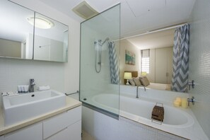 슈피리어 아파트, 침실 1개, 수영장 이용, 마리나 전망 | 욕실 | 별도의 욕조 및 샤워 시설, 헤어드라이어, 타월, 비누