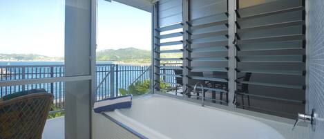 Superior Apartment, 2 Bedrooms, Pool Access, Marina View | Deep-soaking bathtub