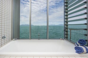 Casa geminada superior, 2 quartos, acesso à piscina, vista para o oceano | Banheiro | Banheira e chuveiro separados, secador de cabelo, toalhas de banho 