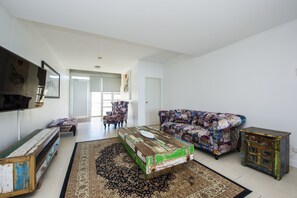Superior Townhome, 2 Bedrooms, Pool Access, Ocean View | Living room