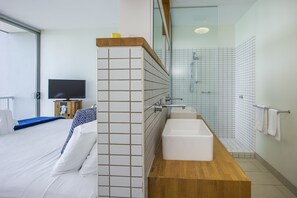 Superior-Stadtwohnung, 2 Schlafzimmer, Poolzugang, Meerblick | Badezimmer | Badewanne und Dusche (separat), Haartrockner, Handtücher