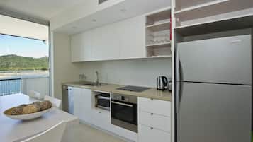 Apartemen Superior, 1 kamar tidur, akses ke kolam renang, pemandangan samudra | Dapur pribadi | Lemari es besar, microwave, oven, dan kompor