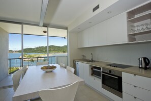 Superior Apartment, 1 Bedroom, Pool Access, Ocean View | In-room dining