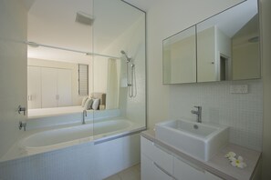 Apartamento superior, 1 habitación, acceso a la piscina, vistas al mar | Baño | Bañera y ducha independientes, secador de pelo y toallas