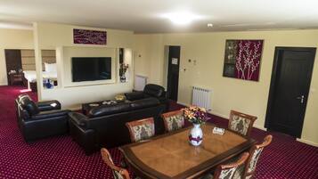 Suite | In-room safe, desk, blackout curtains, soundproofing