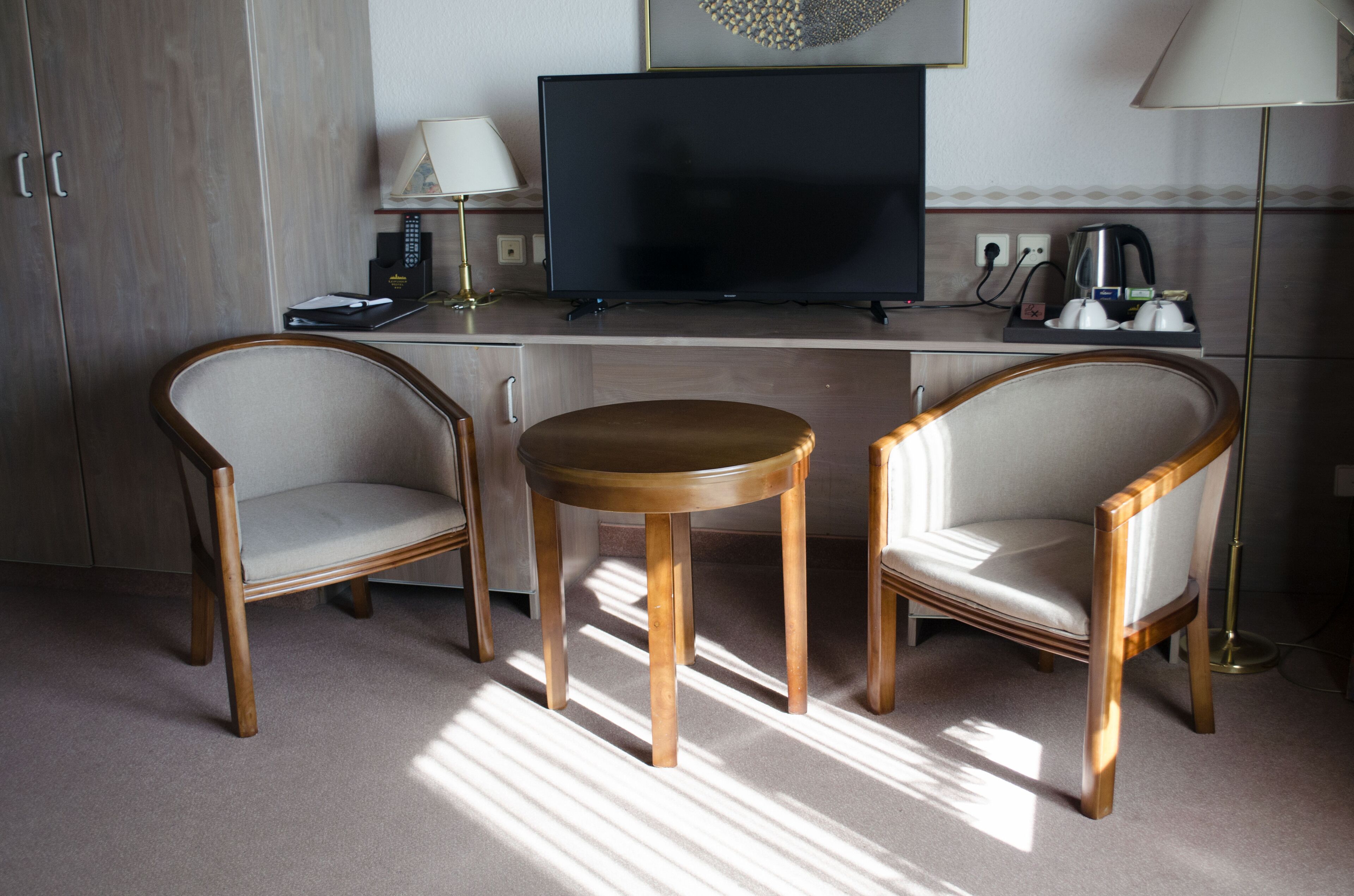 basic double room | living area | tv