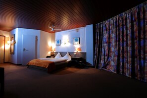 Zimmersafe, Schreibtisch, laptopgeeigneter Arbeitsplatz