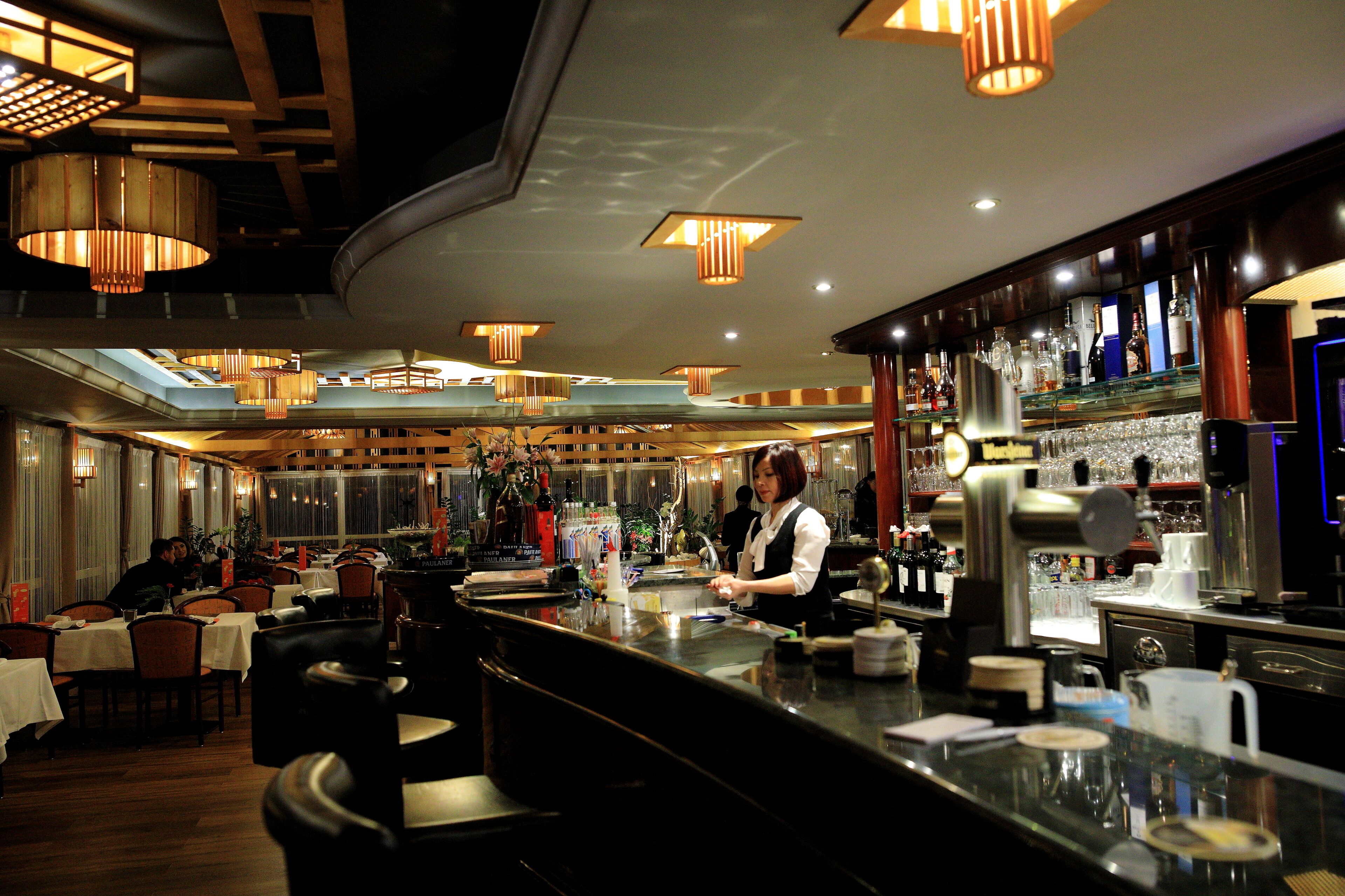 Façana frontal de l'allotjament (vespre/nit)