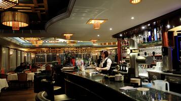 Façana frontal de l'allotjament (vespre/nit)